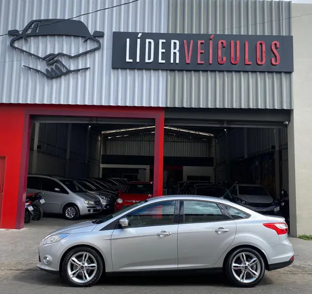 Carro Ford Focus Hatch 2014 SE 2.0 16V PowerShift