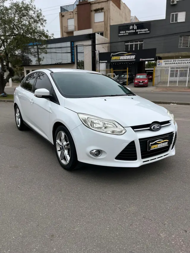 Carro Ford Focus Sedan 2015 SE 2.0 16V PowerShift (Aut)