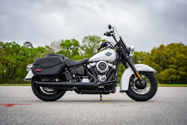 Moto Harley-Davidson Heritage 2025 Classic FLHC/FLHCS