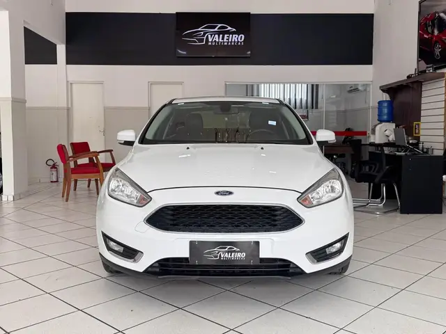 Carro Ford Focus Hatch 2017 SE Plus 2.0 PowerShift