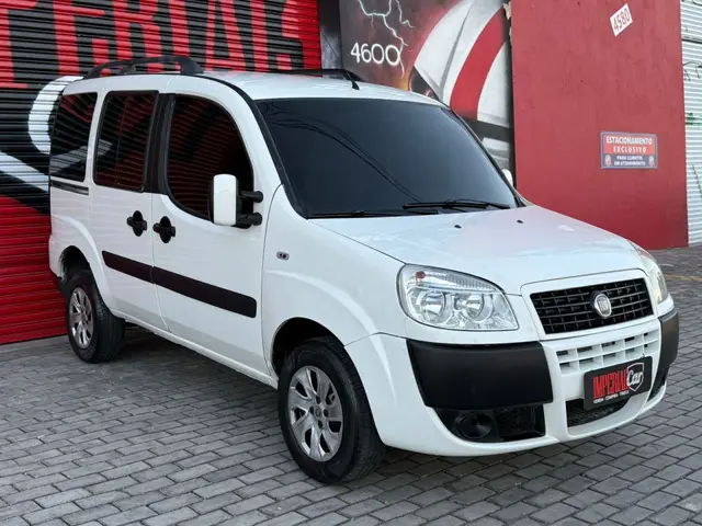 Carro Fiat Doblò 2013 Essence 1.8 16V (Flex)