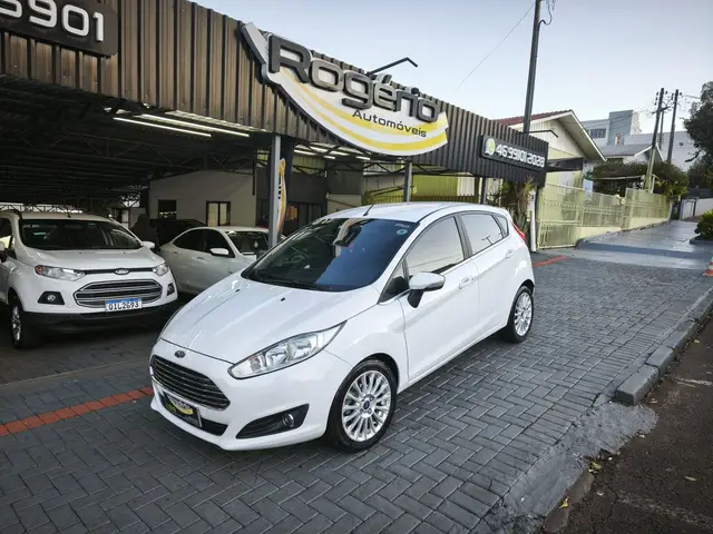Carro Ford Fiesta Hatch 2014 Titanium Powershift 1.6 (Flex)