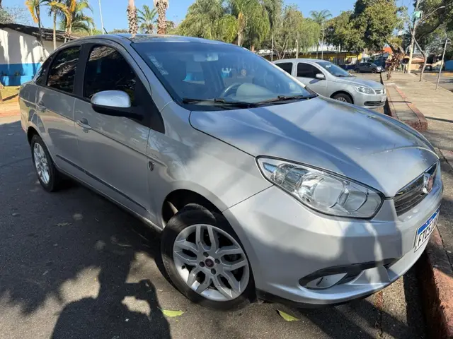 Carro Fiat Grand Siena 2014 Essence 1.6 16V (Flex)