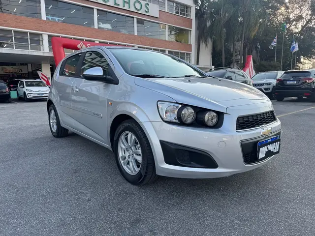 Carro Chevrolet Sonic 2014 Hatch LT 1.6