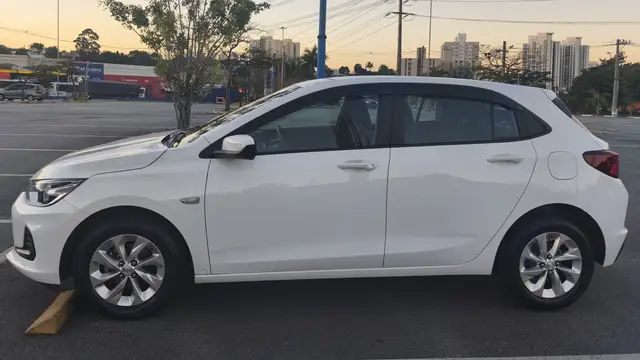 Carro Chevrolet Onix 2023 LT 1.0