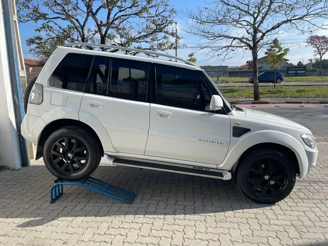Carro Mitsubishi Pajero TR4 2013 2.0 16V 4x2 (Flex)