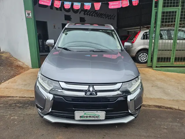 Carro Mitsubishi Outlander 2018 Comfort 2.0 16V (Aut)