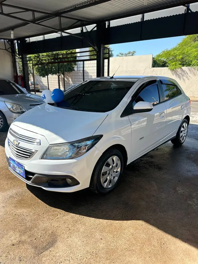 Carro Chevrolet Onix 2013 1.4 LT SPE/4