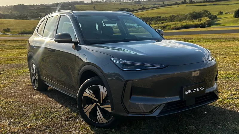Geely volta ao Brasil: chinesa fracassou no passado com sedan e compacto