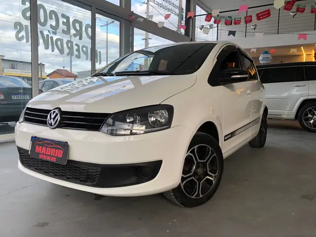 Carro Volkswagen Fox 2014 1.0 TEC Seleção (Flex)