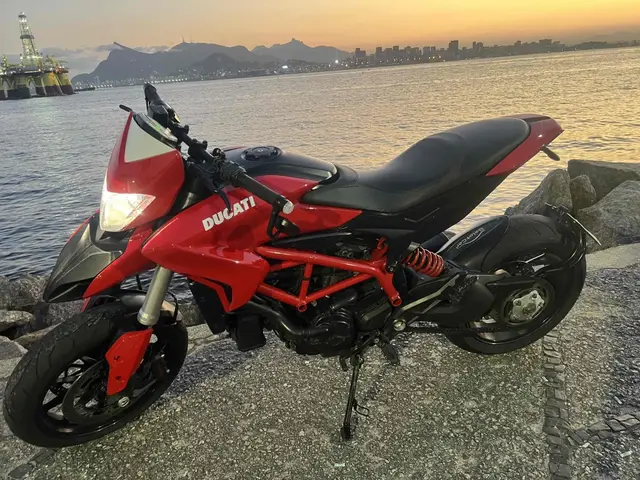 Moto Ducati Hypermotard 2016 821
