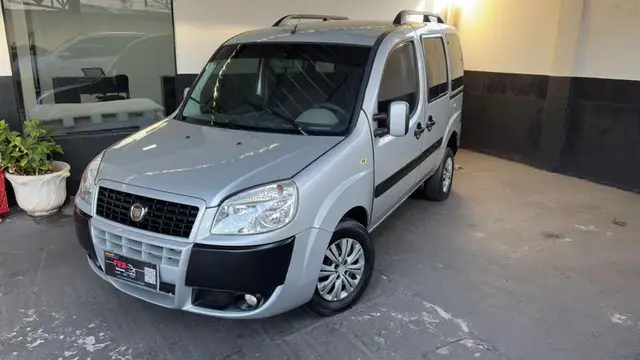 Carro Fiat Doblò 2012 Adventure 1.8 16V (Flex)