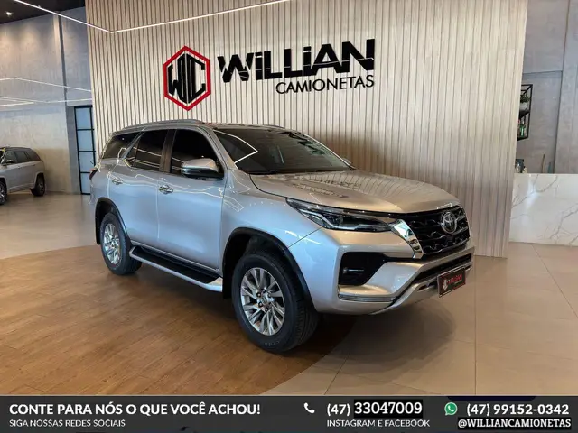 Carro Toyota Hilux SW4 2023 SRX 2.8 turbodiesel 7L 4x4 (Aut)
