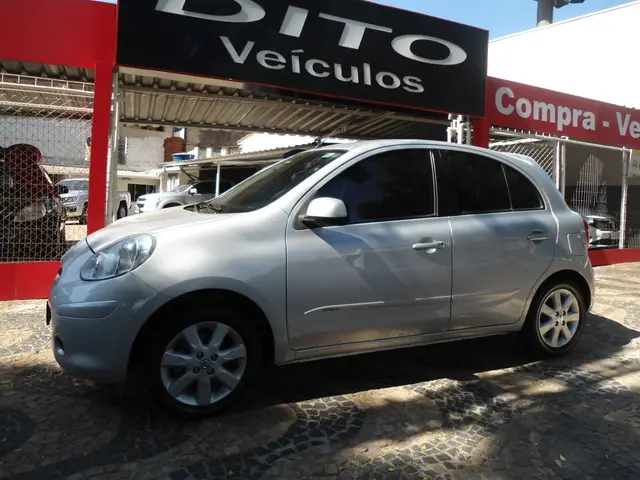 Carro Nissan March 2014 1.6 16V SV (Flex)