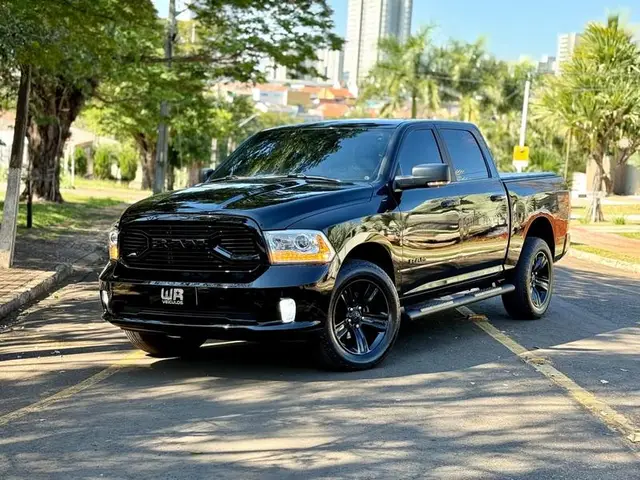 Carro RAM Classic 2023 Laramie Night Edition 5.7
