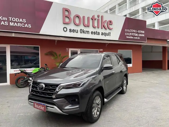 Carro Toyota Hilux SW4 2023 SRX 2.8 turbodiesel 7L 4x4 (Aut)