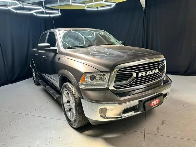 Carro RAM Classic 2023 Laramie 5.7