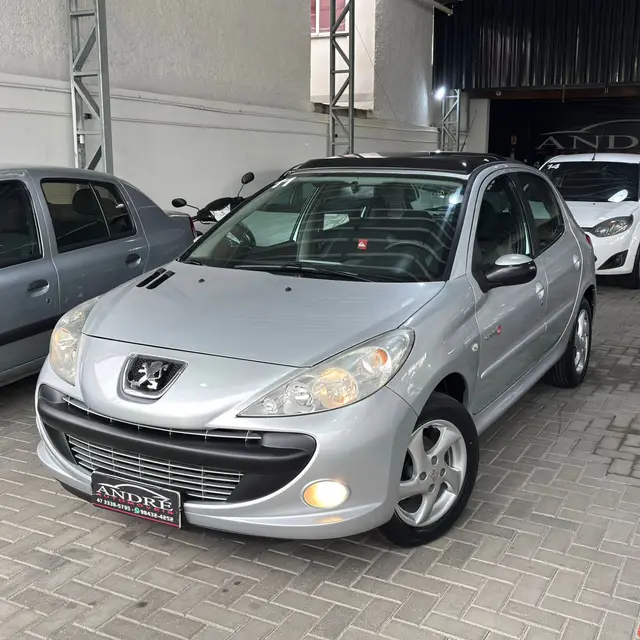 Carro Peugeot 207 2011 Hatch Quiksilver 1.4 8V (flex) (4 p.)