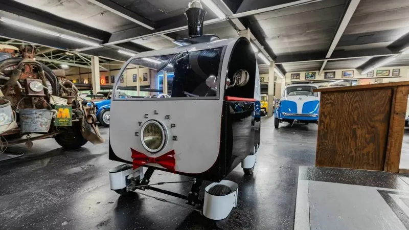 Este microcarro tem apenas 6 cv, usa gravata e faz Fiat Mobi parecer gigante