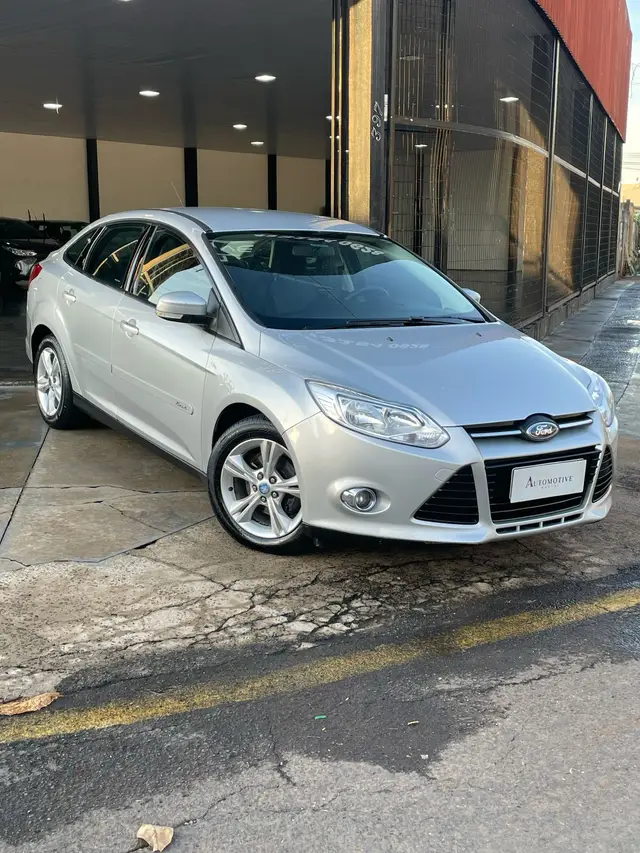Carro Ford Focus Hatch 2014 SE Plus 2.0 16V PowerShift