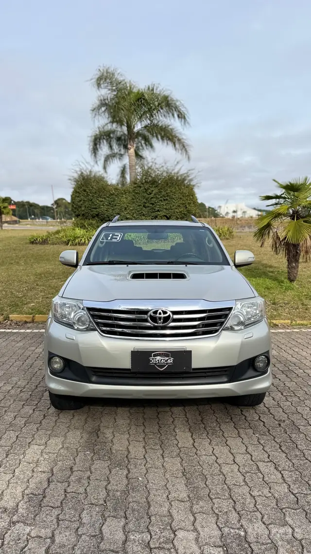 Carro Toyota Hilux SW4 2013 SRV 3.0 4X4 (7 Lugares)