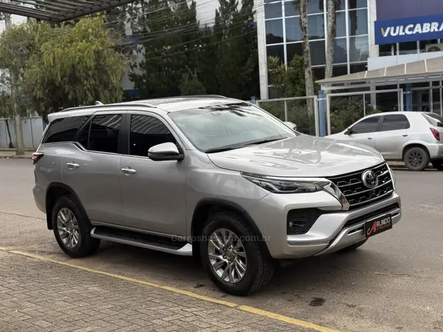 Carro Toyota SW4 2022 SRX 2.8 turbodiesel 7L 4x4 (Aut)