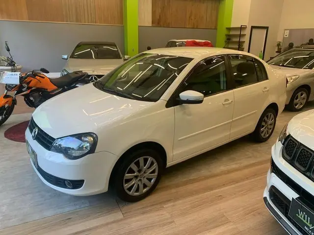 Carro Volkswagen Polo Sedan 2014 1.6 8V (Flex)