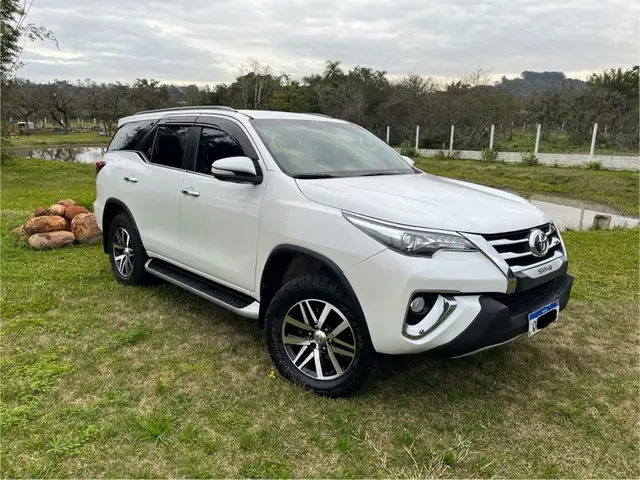 Carro Toyota SW4 2017 2.8 TDI SRX 7L 4x4 (Aut)