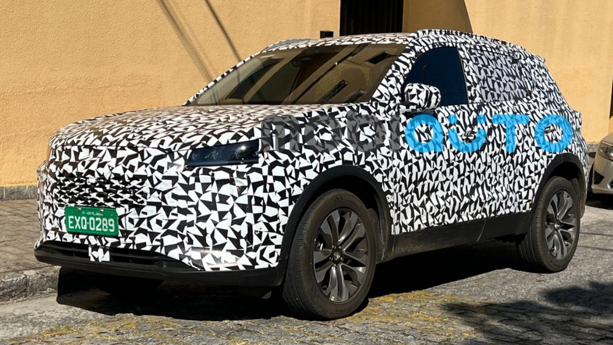 SUV foi registrado ainda com camuflagem pesada, mas detalhe importante revela que se trata do novo modelo