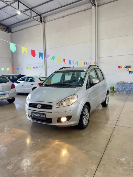 Carro Fiat Idea 2013 Attractive 1.4 8V (Flex)