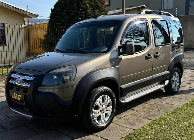 Carro Fiat Doblò 2011 Adventure Locker 1.8 16V (Flex)
