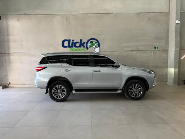 Carro Toyota SW4 2022 SRX 2.8 turbodiesel 7L 4x4 (Aut)