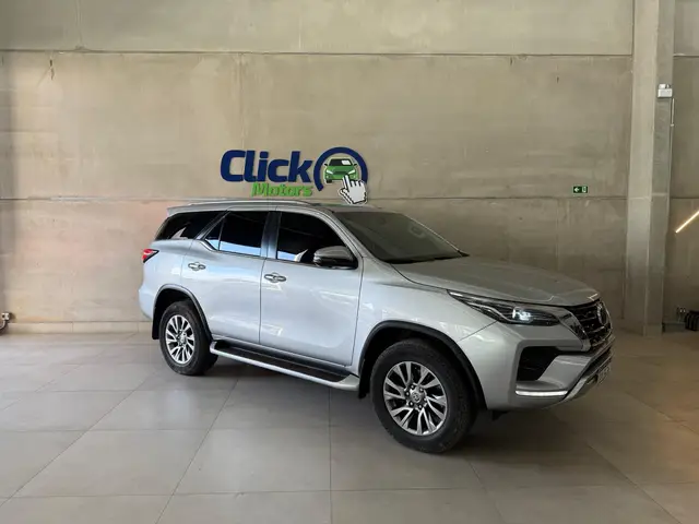 Carro Toyota SW4 2022 SRX 2.8 turbodiesel 7L 4x4 (Aut)
