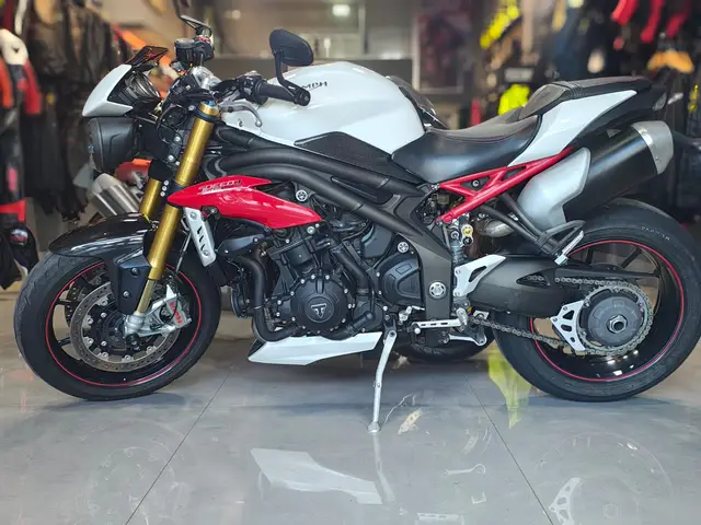 Moto Triumph Speed Triple 2016 1050R
