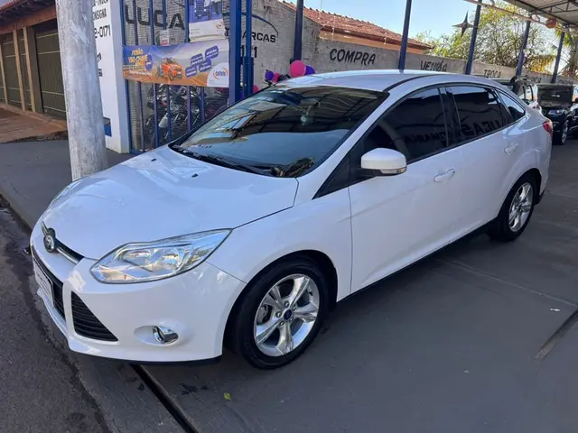 Carro Ford Focus Hatch 2015 SE Plus 2.0 16V PowerShift