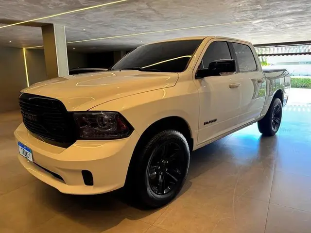 Carro RAM Classic 2023 Laramie 5.7