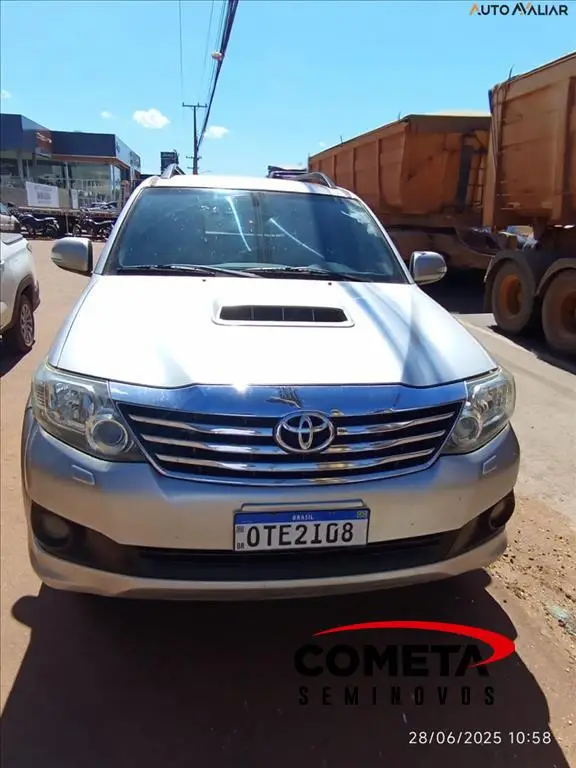 Carro Toyota Hilux SW4 2013 SRV 3.0 TDI 4X4 (5 Lugares)