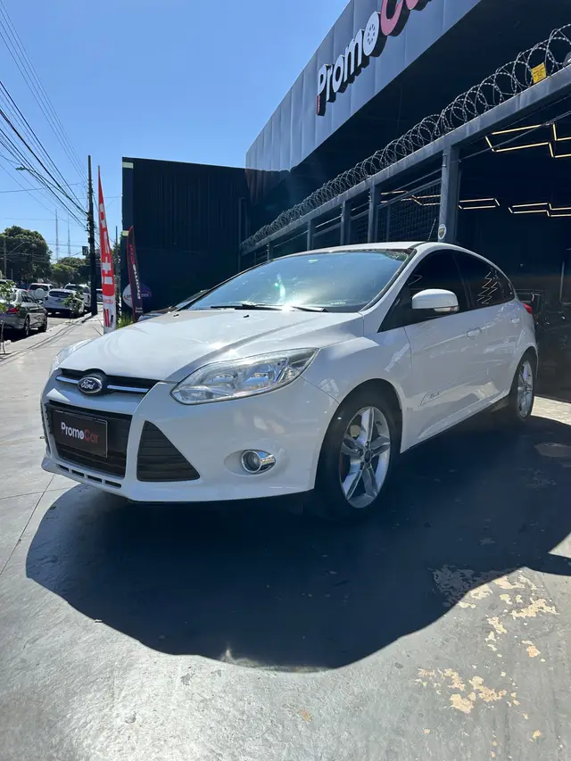 Carro Ford Focus Sedan 2015 SE 2.0 16V PowerShift (Aut)