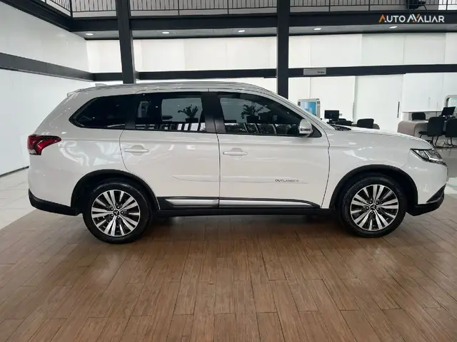 Carro Mitsubishi Outlander 2019 2.0 HPE 7L CVT