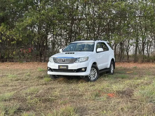Carro Toyota Hilux SW4 2013 SRV 3.0 4X4 (7 Lugares)