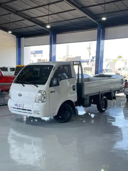 Carro Kia Bongo 2012 2.7 STD 4X4 cab simples RS com carroceria