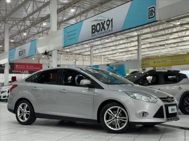 Carro Ford Focus Sedan 2015 SE 2.0 16V PowerShift (Aut)