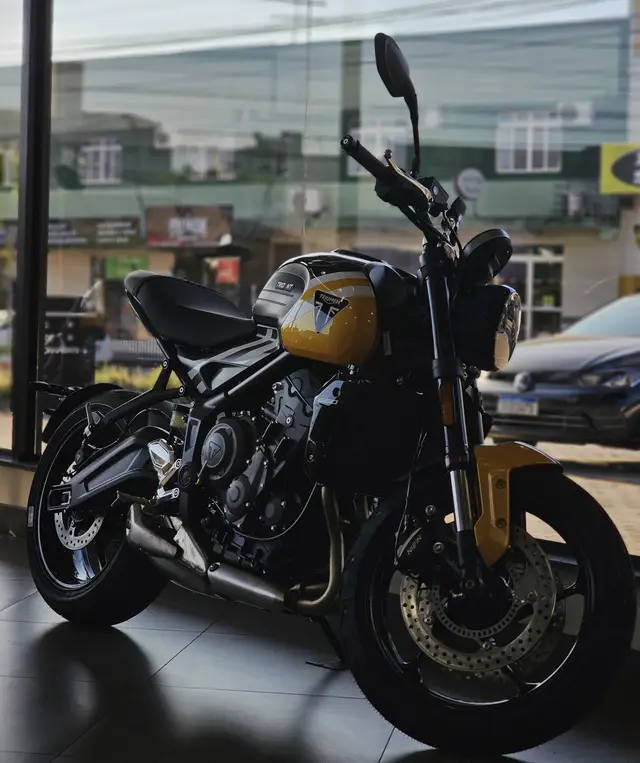 Moto Triumph Trident 660 2025 Triple Tribute