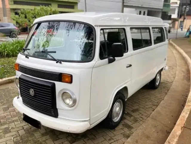 Carro Volkswagen Kombi 2009 Escolar 1.4 (Flex)