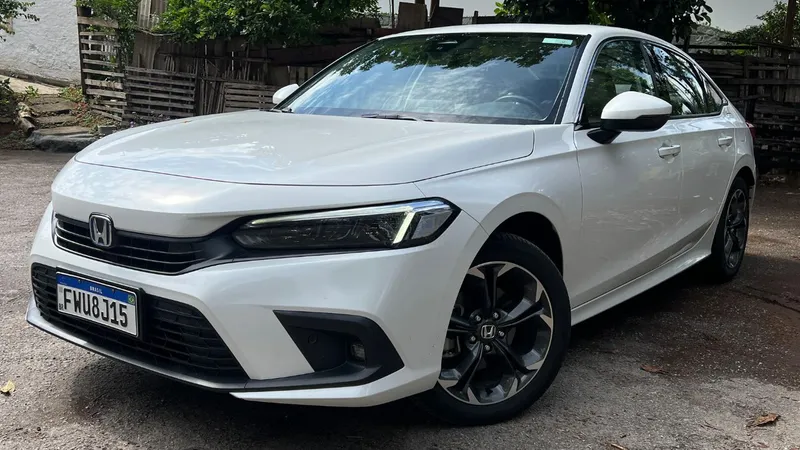Honda Civic híbrido usado é mais equipado e barato que Corolla híbrido 0km