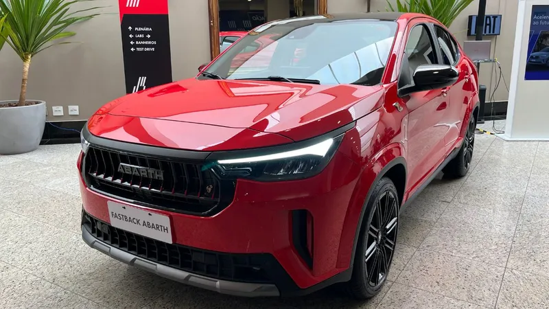 Fiat Fastback Abarth 2026: o que mudou na versão esportiva em 52 fotos