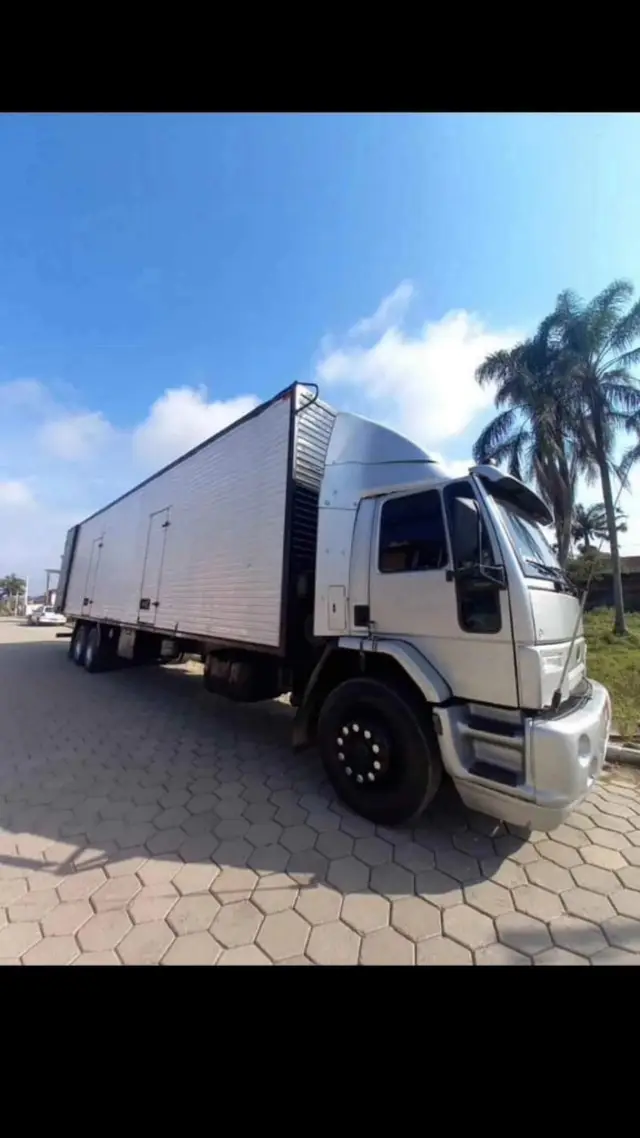 Caminhão Ford Cargo 2422 2006 6X2 (3 Eixos)