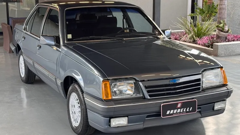 Raro Chevrolet Monza automático é vendido mais barato que Fiat Mobi 0 km