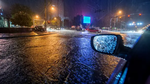 Passar com o carro por um terreno alagado pode resultar em prejuízos de mais de R$ 10 mil, e até na perda da cobertura do seguro para enchentes