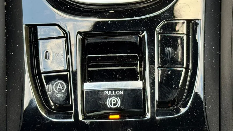 O que acontece se acionar o freio de estacionamento eletrônico em movimento?